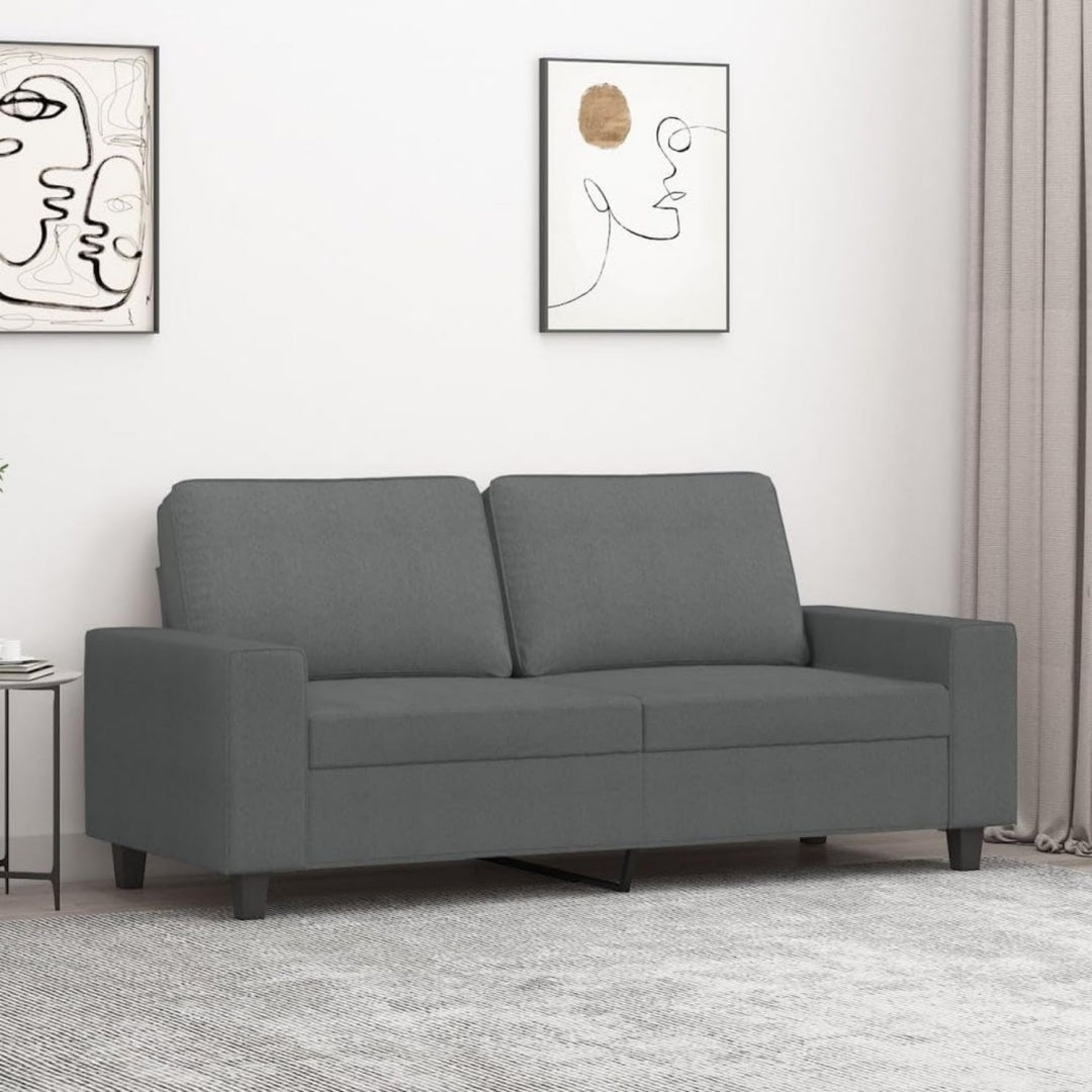 Sofa mit weichen Polstern und einem Metallgestell