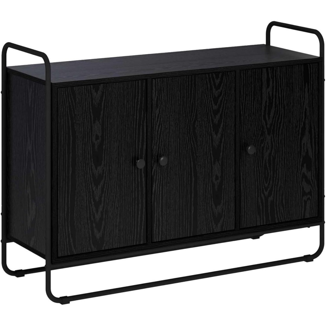 Das Sideboard vereint ein Metallgestell mit geschlossenem Stauraum