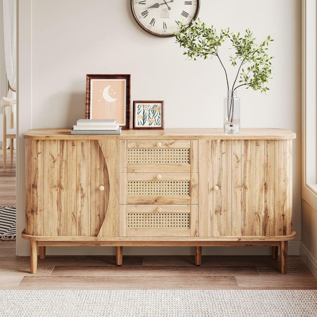 Sideboard verbindet Flechtoptik und Schiebetueren