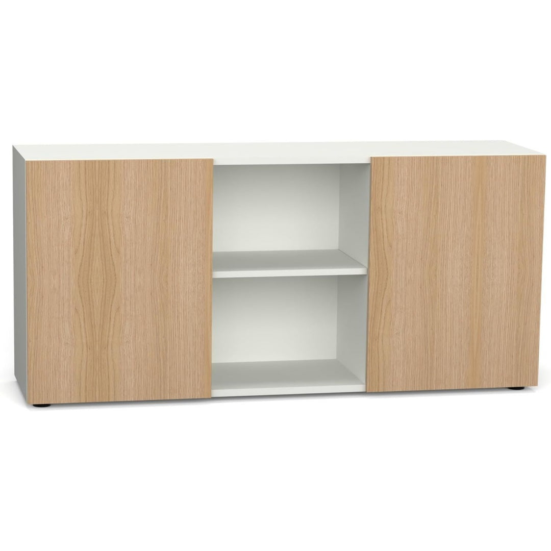 Sideboard mit beschichteten Flaechen, grifflosen Fronten und geschlossenem Stauraum