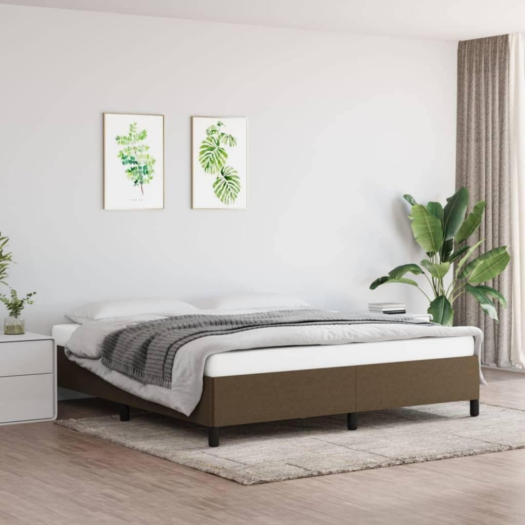 Das Bettgestell misst 160 x 200 cm in Dunkelbraun