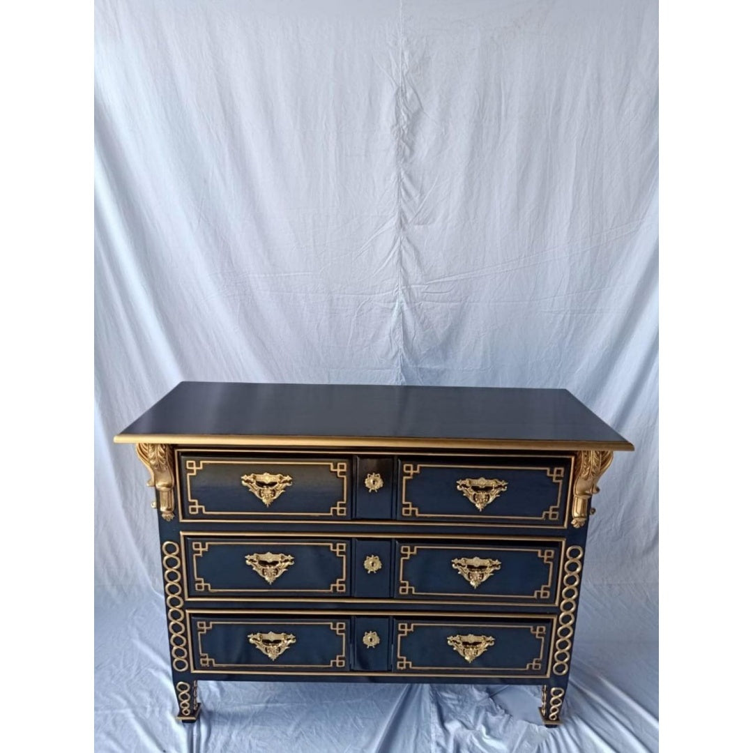 Schubladen praegen das Sideboard in Schwarz und Gold