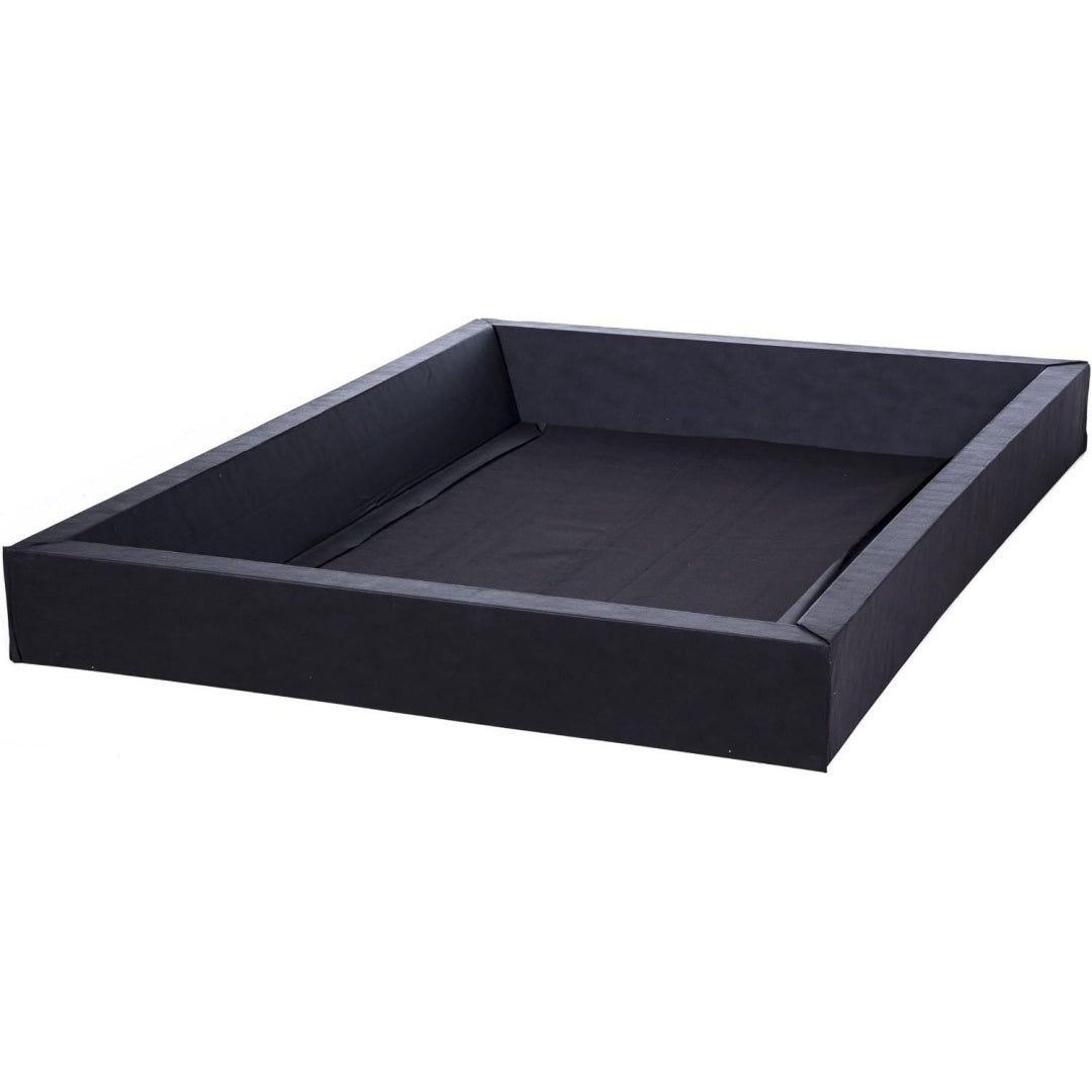 Das Bettgestell misst 140 x 200 cm in Schwarz