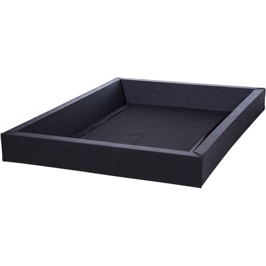 Das Bettgestell misst 140 x 200 cm in Schwarz