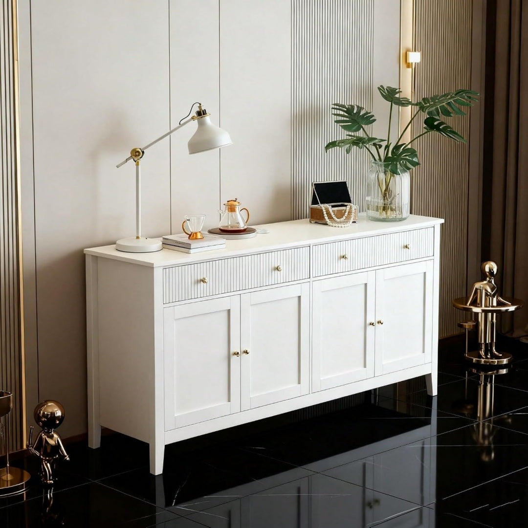 4 Tueren praegen das Sideboard in Weiss