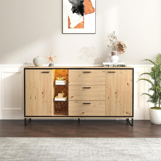 LED Beleuchtung trifft auf Holzoptik an dem Sideboard
