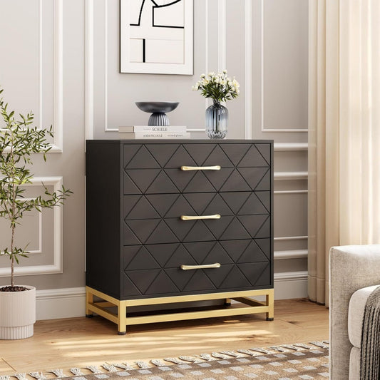 Sideboard mit Metallgriffen und Reliefstrukturen
